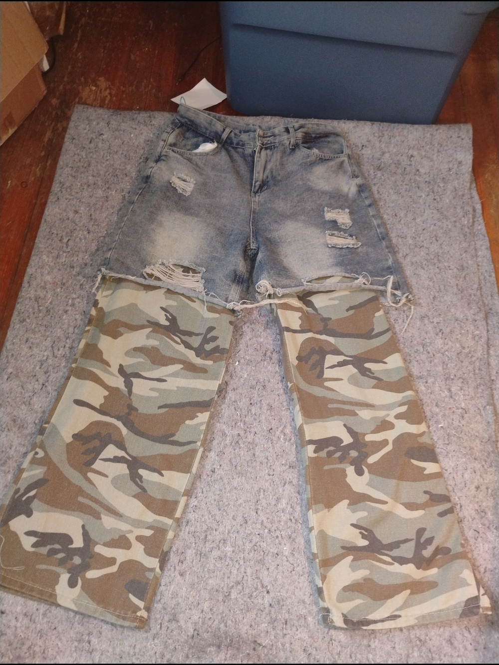 Distressed Denim & Camouflage Patchwork Men’s Pants - Green Camouflage